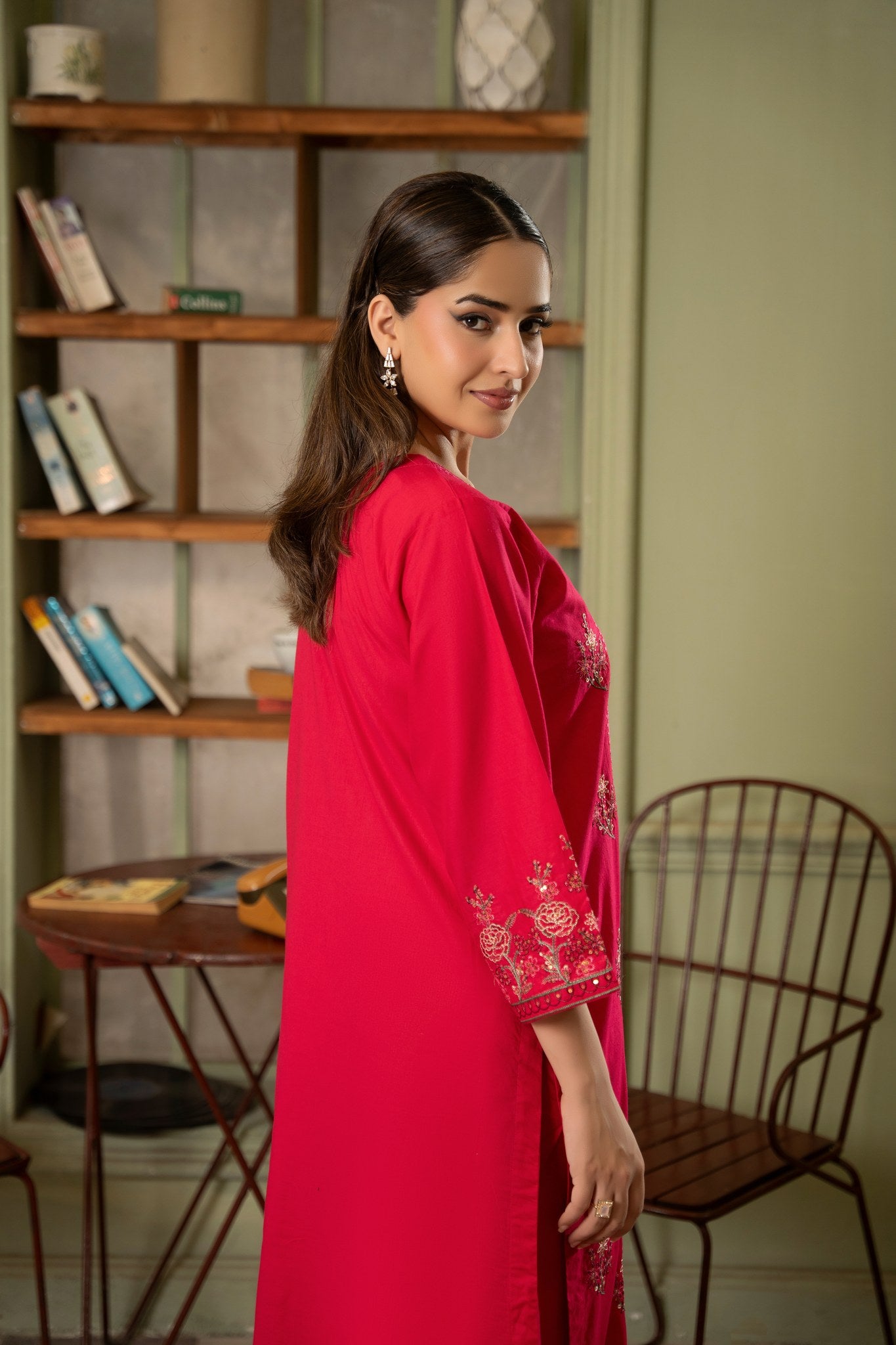 Gulrukh pink embroidered neckline detail - Mizaaz Pakistan
