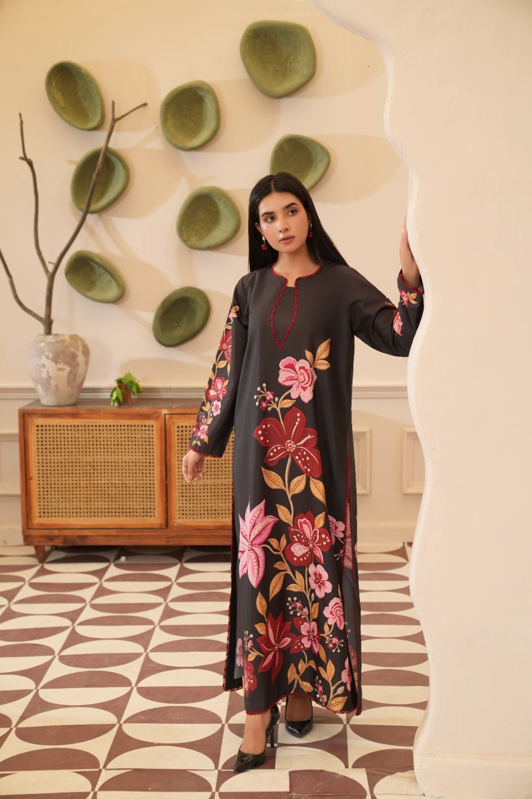 Nimra — Black Pink Floral Crepe Grip Kaftan - Mizaaz