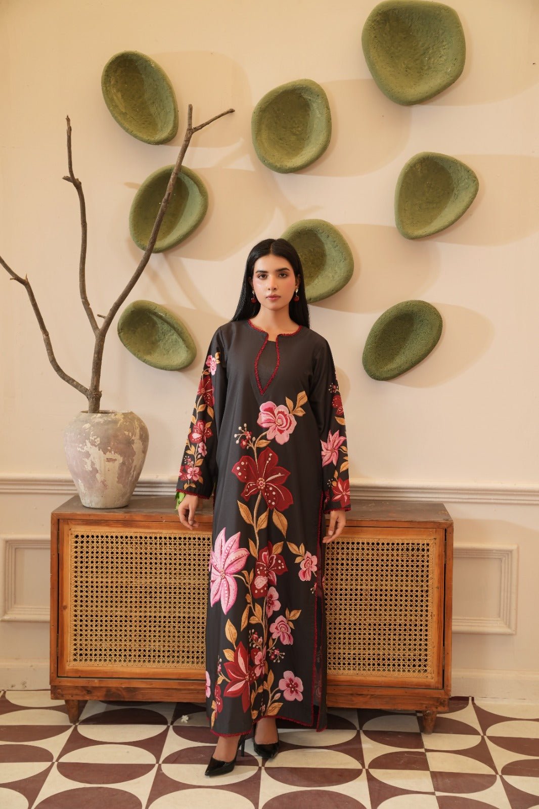Nimra — Black Pink Floral Crepe Grip Kaftan - Mizaaz