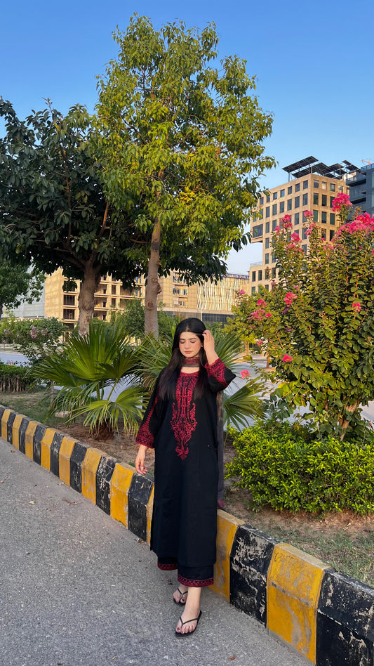 ZAHRA – Black Embroidered Lawn 3PC Suit